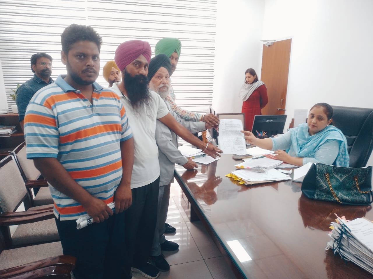 A memorandum was submitted to the ADC to get rid of the traffic jam that has become a serious problem for the people of many wards.